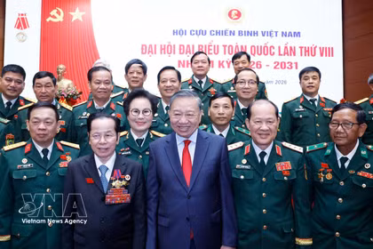 Le secrétaire général du Parti et président de la République Tô Lâm et des délégués du 8e Congrès national de l'Association des anciens combattants du Vietnam. Photo: VNA