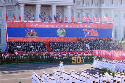 Défilé à Vientiane en l'honneur du 50e anniversaire de la Fête nationale du Laos. Photo: VNA