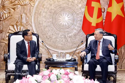 Le secrétaire général du Parti et président de la République, To Lam, reçoit Khamphan Phommathat, membre du Bureau politique du Parti populaire révolutionnaire lao (PPRL), vice-Premier ministre et ministre lao de la Justice. Photo: VNA