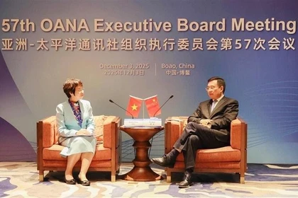 Vu Viet Trang, directrice générale de la VNA rencontre Fu Hua, président de Xinhua. Photo : VNA