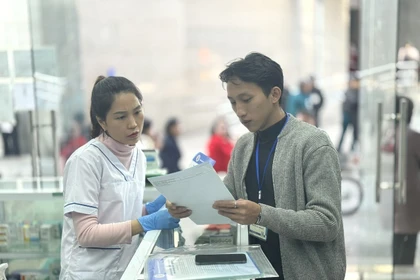 Des enquêteurs se rendent à tous les étalissements commerciaux pour recueillir des informations. Photo : VNA
