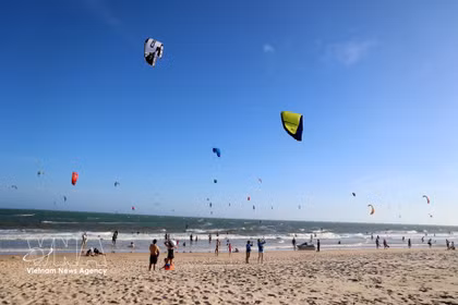 Mui Ne (province de Lam Dong) devient une destination prisée des amateurs de sports nautiques. Photo : VNA