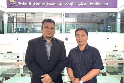 Le professeur associé et docteur Saaidal Razalli Bin Azzuhri (gauche), vice-doyen de la faculté des sciences informatiques et des technologies de l’information à l’Université de Malaya. Photo: VNA