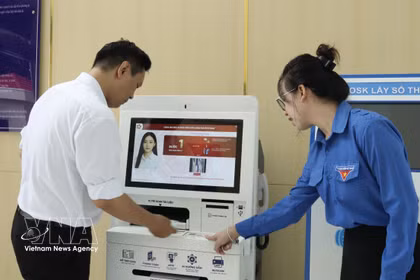 Les citoyens sont guidés dans leurs démarches au Centre de services administratifs publics de Hô Chi Minh-Ville. Photo : VNA