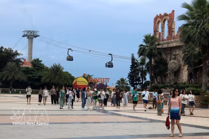 Des visiteurs au complexe touristique Sun World Hon Thom à Phu Quoc. Photo. VNA