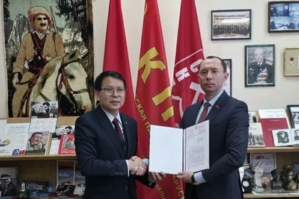 Sergueï Syrankov, premier secrétaire du Comité central du Parti communiste de Biélorussie, remet une lettre de félicitations à l'ambassadeur du Vietnam en Biélorussie, Nguyen Van Trung (gauche). Photo : VNA.