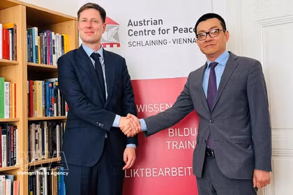 L’ambassadeur du Vietnam en Autriche, Vu Le Thai Hoang (droite), rencontre Tobias Lang, directeur du Centre autrichien pour la paix (ACP). Photo: VNA
