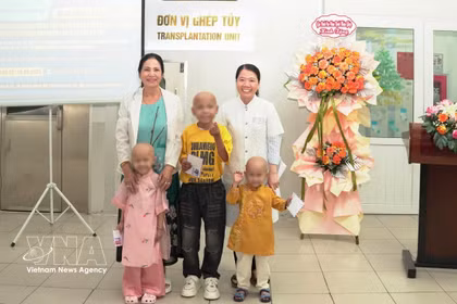 Cérémonie de sortie pour trois petits patients. Photo: VNA