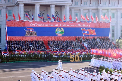 Défilé en l'honneur du 50e anniversaire de la Fête nationale de la République démocratique populaire lao. Photo: VNA