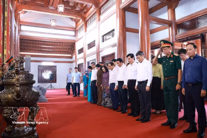 Le Premier ministre et les membres de sa délégation ont observé une minute de silence à la mémoire des martyrs qui ont sacrifié leur vie pour l'indépendance nationale et le bonheur du peuple vietnamien. Photo: VNA