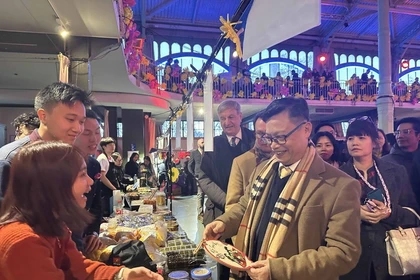 L’ambassadeur du Vietnam en France, Trinh Duc Hai au marché du Têt de l’Année du Cheval 2026 au Pavillon Baltard. Photo: VNA