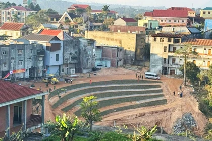 Le projet d'urgence de prévention des glissements de terrain dans la commune de Khe Sanh, province de Quang Tri, achevé dans le cadre de la « Campagne de Quang Trung », a apporté joie et enthousiasme à la population après des années d'inquiétude constante face aux glissements de terrain. Photo: VNA