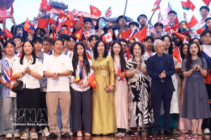 La vice-ministre des Affaires étrangères, Le Thi Thu Hang, et les Vietnamiens d'outre-mer participant au Camp d'été du Vietnam 2026. Photo : VNA