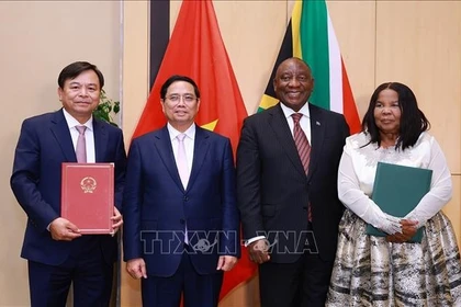 Le Premier ministre Pham Minh Chinh (2e de gauche) et le président sud-africain Cyril Ramaphosa (3e) assistent à la cérémonie de signature du mémorandum d'entente sur l'agriculture. Photo: VNA