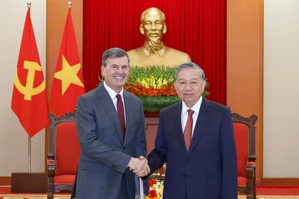  Le secrétaire général du Parti Tô Lâm (droite) et le directeur de la RANEPA, Alexey Komissarov. Photo: VNA