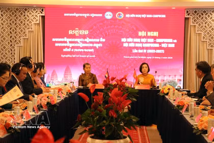 La 4e conférence conjointe pour la période 2022-2027 entre l’Association d’amitié Vietnam-Cambodge et l’Association d’amitié Cambodge-Vietnam. Photo: VNA