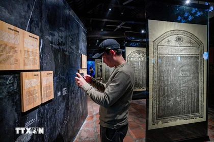 L’exposition thématique « L’histoire gravée dans la pierre » se déroule au Temple de la Littérature à Hanoï. Photo: VNA