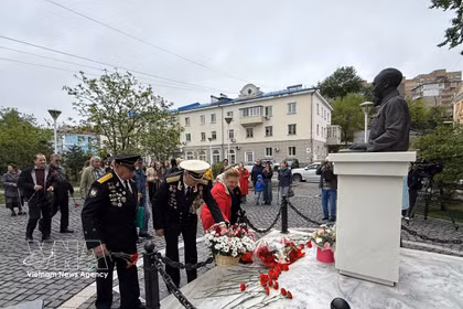 Dépôt de fleurs devant le buste du Président Ho Chi Minh implanté dans le parc portant son nom à Vladivostok. Photo: VNA