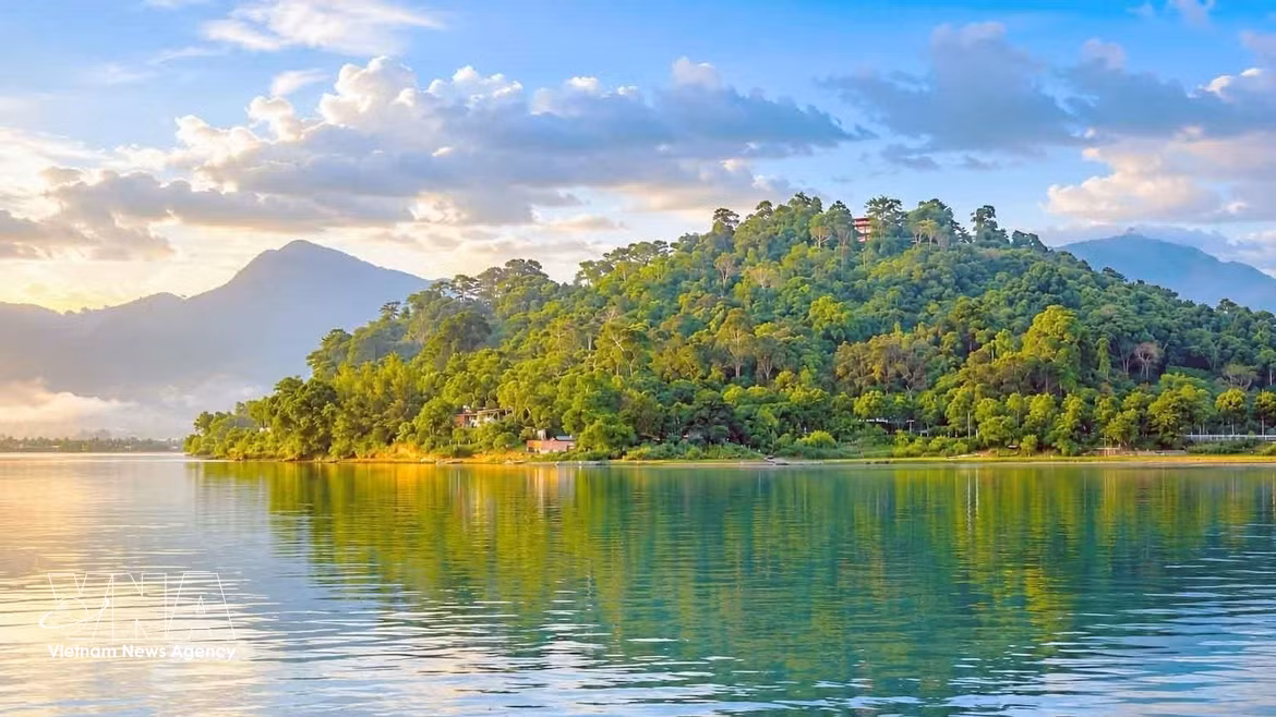 Le lac Lak, le plus grand et l’un des plus beaux lacs d’eau douce naturels des Hauts Plateaux du Centre