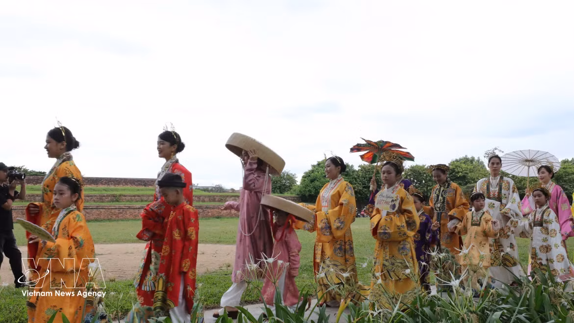 Parade « Bach hoa bô hành » 2026 : « Convergence des styles vietnamiens »