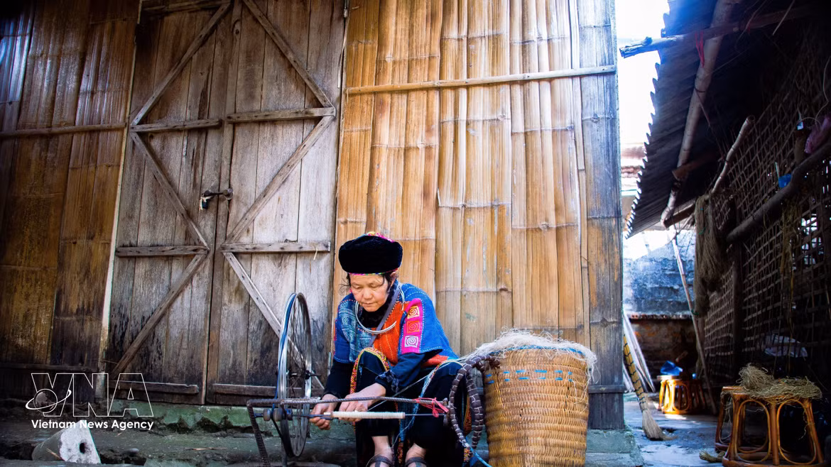 Le village de tissage du lin de Lung Tam – Un exemple brillant de préservation du patrimoine attaché au bien-être social