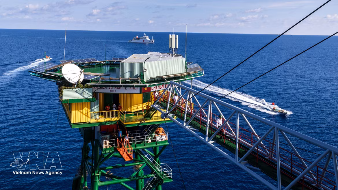 Sur les plateformes DK1, la vie des soldats au rythme des vagues