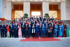 Le Premier ministre Pham Minh Chinh et des enseignants exemplaires. Photo: VNA
