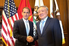 Le vice-Premier ministre permanent Nguyen Hoa Binh (droite) et le maire de San Francisco, Daniel Lurie. Photo: VNA