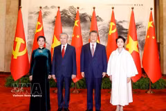 Les deux hauts dirigeants du Vietnam (gauche) et de la Chine, ainsi que leurs épouses. Photo: VNA