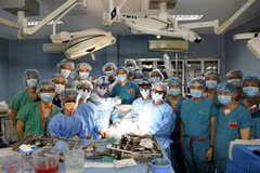 L'année 2024 a été marquée par des progrès significatifs dans le domaine de la santé au Vietnam, avec des avancées notables en matière de soins et de traitements. Photo: VNA