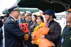 La Marine vietnamienne apporte la joie du Têt dans les îles éloignées