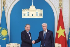 Le secrétaire général du Parti, Tô Lâm, et le président kazakh Kassym-Jomart Tokayev. Photo: VNA
