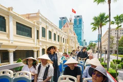 Des touristes étrangers à Hô Chi Minh-Ville. Photo: VNA