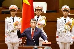 Le Premier ministre Le Minh Hung prête serment. Photo: VNA