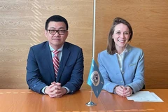 L'ambassadeur Vu Lê Thai Hoang, représentant permanent du Vietnam auprès des Nations Unies et des organisations internationales à Vienne, et Floriane Bacconnier, cheffe du Bureau d'observation permanent d'Interpol auprès des Nations Unies. Photo: nhandan.vn