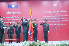 Le général d’armée Nguyen Tan Cuong, chef d’état-major général de l’Armée populaire du Vietnam et vice-ministre de la Défense, remet des distinctions honorifiques de l’État vietnamien à des collectifs et des individus relevant du ministère lao de la Défense. Photo: VNA