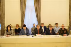 Les délégués présents à la table ronde. Photo: VNA