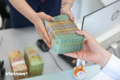 Le Vietnam renforce son dispositif de lutte contre le blanchiment d'argent et le financement du terrorisme avec l'entrée en vigueur, à compter du 1er novembre, d'une nouvelle réglementation exigeant la déclaration à la Banque d'État du Vietnam de toutes les transactions de transferts électroniques nationales d'un montant égal ou supérieur à 500 millions de dôngs. Photo: VietnamPlus