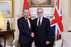 Le secrétaire général du Parti communiste du Vietnam (PCV), Tô Lâm (gauche), et le Premier ministre britannique, Keir Starmer. Photo: VNA
