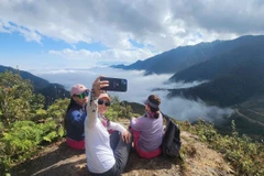 Des touristes à Mu Canf Chai. Photo: VNA