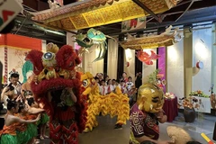 Dans une atmosphère joyeuse empreinte de la magie de la Fête de la Mi-Automne, le Comité populaire du quartier de Hoan Kiem, en collaboration avec le Comité de gestion du lac Hoan Kiem et du Vieux Quartier de Hanoi, organise le programme culturel intitulé « Fête traditionnelle de la Mi-Automne 2025 », qui se déroule du 22 septembre au 12 octobre 2025 (soit du 1er au 21e jour du 8e mois lunaire de l’année At Ty). Photo: hanoimoi.vn