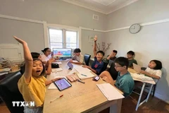 Des enfants australiens d'origine vietnamienne se rassemblent avec enthousiasme pour des cours de vietnamien animés par la docteure Trân Hông Vân, rectrice de Vietschool en Australie. Photo: VNA