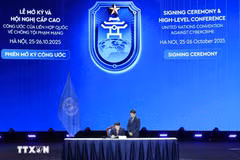 Le ministre vietnamien de la Sécurité publique, Lương Tam Quang, signe la Convention des Nations Unies contre la cybercriminalité. Photo : VNA