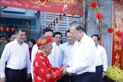 Le leader du Parti présente ses vœux du Têt au chercheur Nguyên Dinh Tu . Photo: VNA