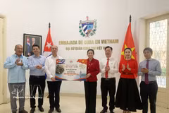 La cérémonie de remise symbolique de l’aide vietnamienne à Cuba. Photo: VNA