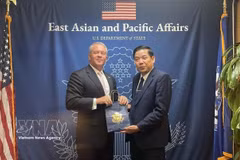 Le général de corps d’armée Nguyên Van Gâu, vice-ministre de la Défense (droite) et Michael George DeSombre, secrétaire d’État adjoint des États-Unis chargé de l’Asie de l’Est et du Pacifique. Photo: VNA