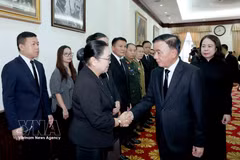 Trân Câm Tu rend hommage à Xaysomphone Phomvihane, au siège de l'ambassade du Laos à Hanoi. Photo: VNA