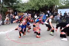Les habitants de Lô Lô Chaải (province de Tuyên Quang) se joignent à une danse traditionnelle, attirant de nombreux visiteurs. Photo: VNA