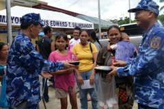 La Garde côtière du Vietnam apporte son soutien humanitaire aux Philippines pour faire face aux conséquences du super typhon Bualoi et d’un puissant séisme de magnitude 6,9, qui ont gravement touché plusieurs localités de la ville de Cebu. Photo: nhandan.vn