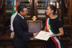 L'ambassadeur du Vietnam au Mexique, Nguyen Van Hai, présente ses lettres de créance du président Luong Cuong à la présidente mexicaine Claudia Sheinbaum. Photo: VNA